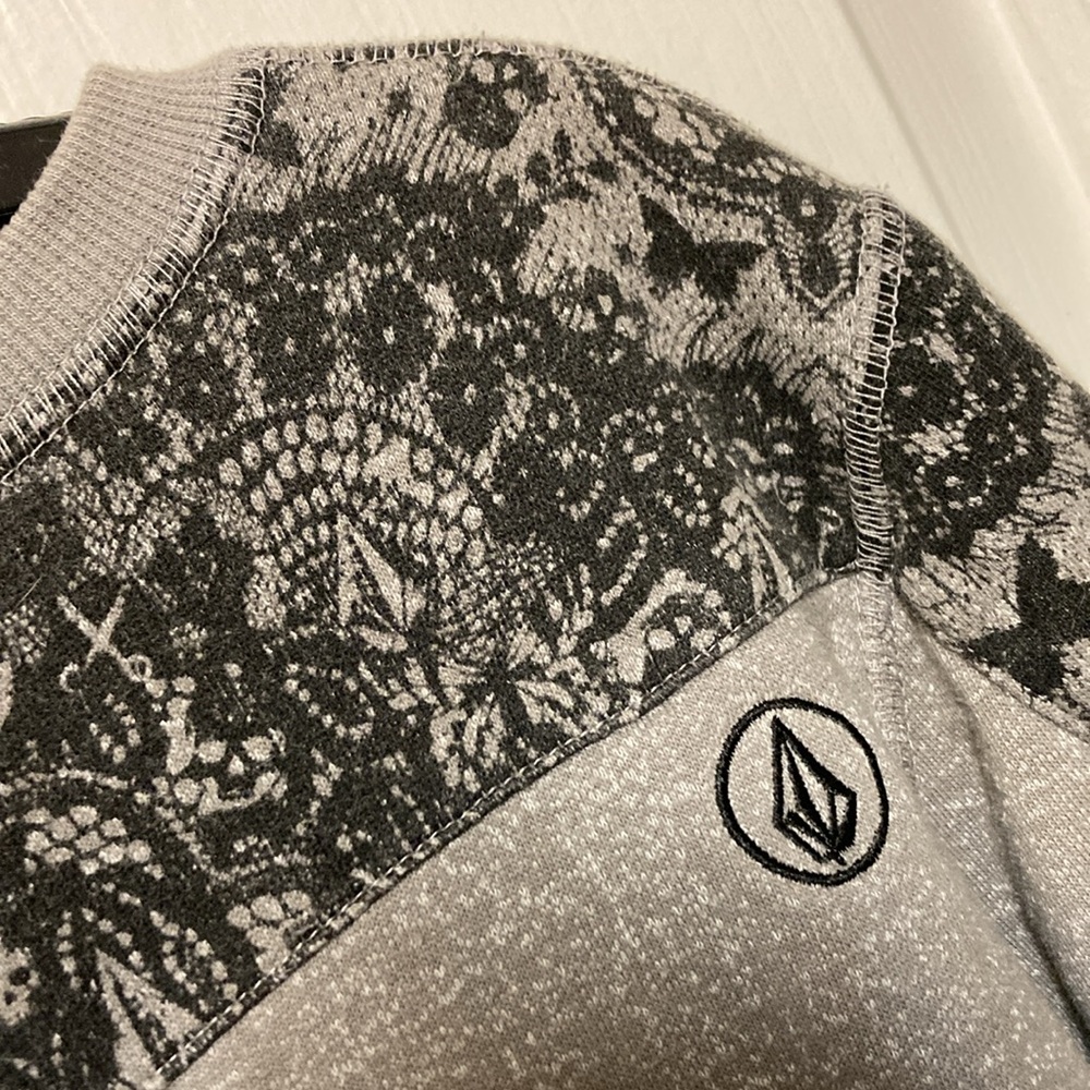 3/$20 bundle and save… 
Cute pullover large - Picture 10 of 11